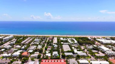Varış yeri Delray Beach Florida 2025. 4K 'da havadan drone stok videosu.