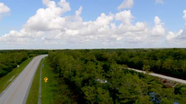 Hava yükselişi Timsah Alcatraz yol tabelasını ortaya çıkardı