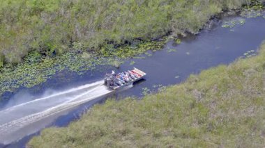 Florida Everglades bataklık botu tur grubu hızlı çekim takip hava görüntülerinde