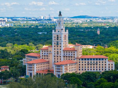 Miami, FL, ABD - 15 Ağustos 2025: Hava fotoğrafı Biltmore Hotel Coral Gables Miami