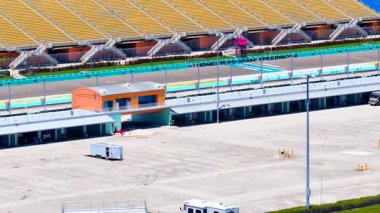Miami, FL, ABD - 15 Ağustos 2025 Homestead Miami Yarış Pisti 'ndeki hava sahası otoparkı