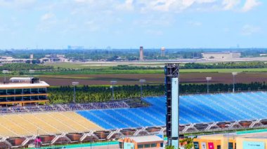 Miami, FL, ABD - 15 Ağustos 2025: Arka planda hava rezerv üssü havalimanı manzaralı Homestead Miami Speedway