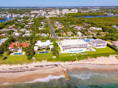 Boynton Sahili yakınlarındaki bir sahil kasabası olan Ocean Ridge Florida 'daki lüks sahil köşkleri.