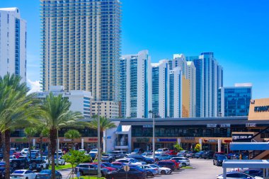 Sunny Isles Beach, FL, ABD - 19 Ağustos 2025: Yüksek kulelerle çevrili RK alışveriş merkezi
