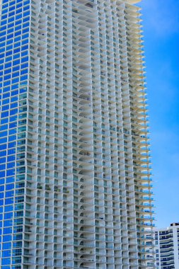 Sunny Isles Beach, FL, ABD - 19 Ağustos 2025 Jade İmza Evi. Yüksek bir kule.