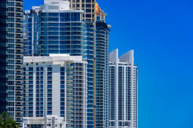 Sunny Isles Sahili Florida Okyanus kıyısından görülen yüksek katlı binalar