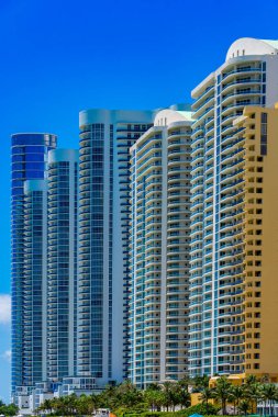 Sahile bakan okyanus manzaralı apartmanlar Sunny Isles Beach Florida