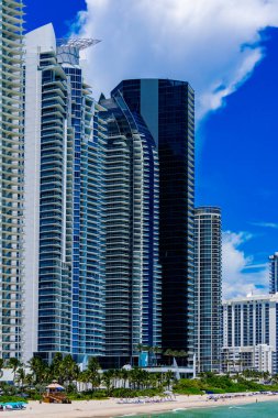Bir grup lüks bina Sunny Isles Sahili Florida