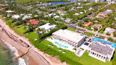 Boynton Beach köşkü kumsalda. Havadan stok videosu 2025