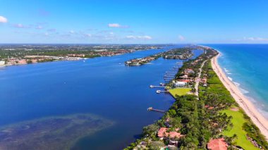 Sahilde Lantana Florida 'nın lüks megamansiyonları.