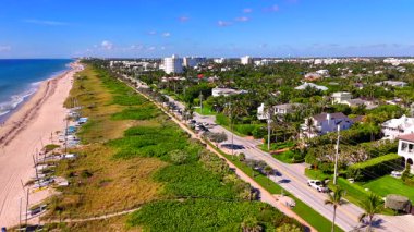 Delray Sahili, Florida USA. Kum tepelerini ve deniz kıyısındaki lüks evleri gösteren hava aracı videosu.