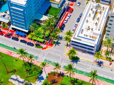 Miami Beach 12. Cadde ve Ocean Drive kesişme noktası gökkuşağı gay gururu lgbtq 2025 kavşağını boyadı.