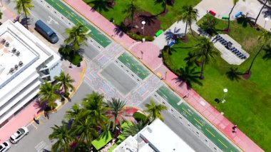 Miami Plajı gökkuşağı 12. Cadde ve Ocean Drive arasındaki yaya geçidini boyadı.