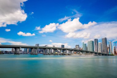 Miami şehir merkezi sahnesi körfezin üzerinde. Biscayne Körfezi manzarası ve Miami şehir merkezindeki gökdelenler