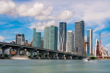 Miami şehir merkezi sahnesi körfezin üzerinde. Biscayne Körfezi manzarası ve Miami şehir merkezindeki gökdelenler