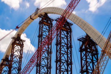 Miami Köprüsü inşaatı. Ağır endüstriyel beton ve çelik