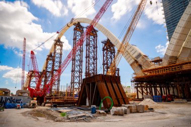 Miami, FL, ABD - 30 Ağustos 2025 Miami Köprüsü inşaatı. Ağır endüstriyel beton ve çelik
