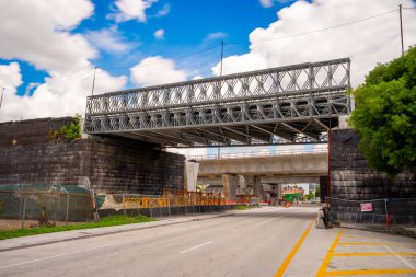 Köprü üstgeçit inşaatı Miami üzerinde