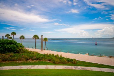 Miami Beach South Pointe Parkı. Miami Limanı 'na giriş manzarası. Bulanık insanlara uzun süre maruz kalmak