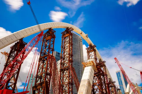 Köprü yapımı. Şehir merkezi Miami Sahnesi 2025