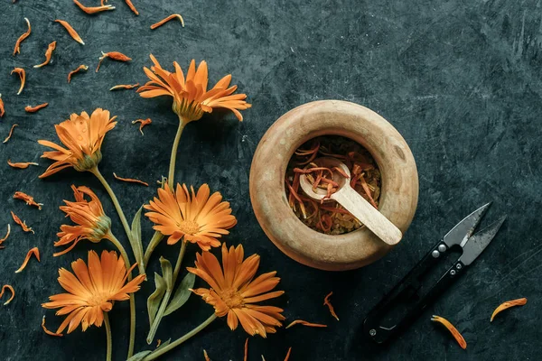 テーブルの上に切り花とマリーゴールドの花びら はさみ モルタル トップビュー — ストック写真