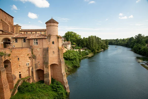 Fransa 'nın Occitanie bölgesindeki Tarn Nehri üzerindeki Gaillac kasabasının manzarası.