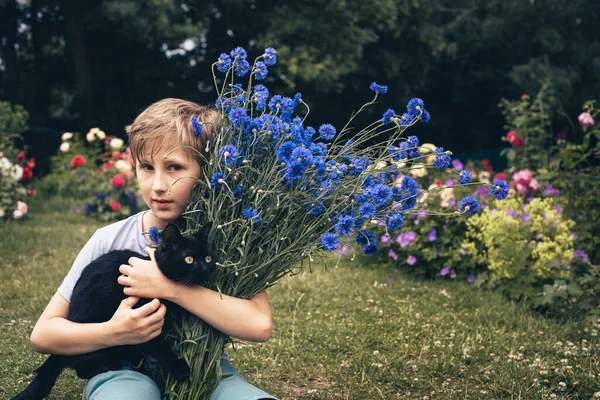 Garçon Dans Jardin Avec Chat Noir Bouquet Fleurs Bleuets — Photo