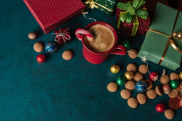 Ciasteczka Świętego Mikołaja Prezentami Filiżanką Kawy Widok Góry Tło Miejscem Obrazek Stockowy