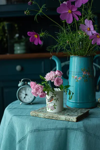Letnie Kwiaty Zabytkowym Szklanym Wazonie Stole Stare Wnętrze Bukiet Różowych Zdjęcie Stockowe