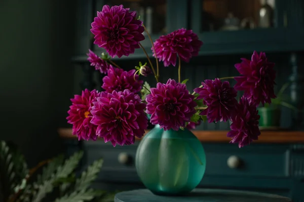 Piękne Kwiaty Dahlii Stole Jesienny Wystrój Domu Zdjęcia Stockowe bez tantiem