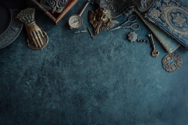 Eski eşyalarla dolu antika bir arka plan, geçmişten kalma antika hazineler. Nostalji temalı kavramsal fotoğraf, çocukluk anıları. Metin için yeri olan klasik pankart düzlüğü