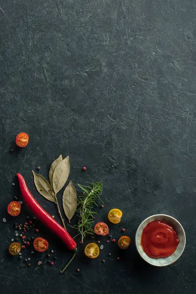 Vertikaler Hintergrund Mit Gewürzen Pfeffer Tomatensauce Und Anderen Zutaten Auf — Stockfoto