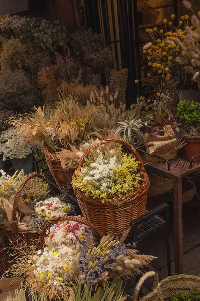 Fransız Pazarında Buketler Için Çeşitli Kurumuş Çiçekler Kulaklar Çimenler Satılıyor Stok Fotoğraf
