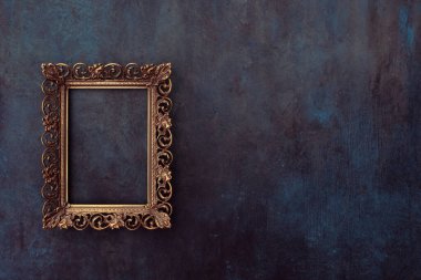 Mavi eflatun duvar zemininde bronz çerçeve, boş çerçeve modeli