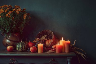 Şükran Günü dekoratif balkabağı, mum, yaprak, sonbahar şenlik masası dekorasyonu.