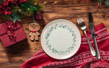 Masa dekorasyonu, şenlik dekoru, kurabiyeleri ve hediyeleriyle Noel arkaplanı.