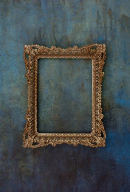 Eski model bronz çerçeve mavi sıkıntılı eski bir duvar üzerinde damlalar, doku arka planı, boş çerçeve modeli