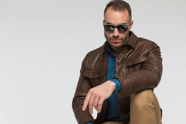Sexy Casual Man Posing Tough Attitude Wearing Brown Leather Jacket — стоковое фото
