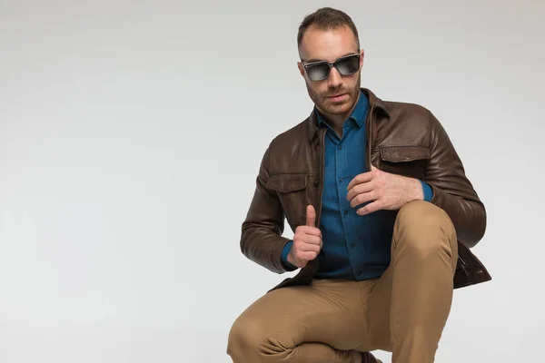 Cool Casual Man Squatting Giving Thumbs Wearing Brown Leather Jacket — Stock Photo, Image