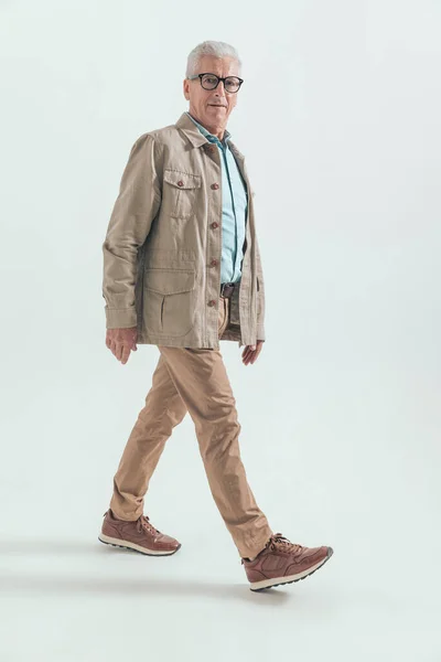 Vecchio Uomo Casuale Sta Camminando Modo Guardando Dall Altra Parte — Foto Stock