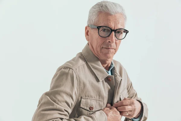 Casual Man His 60S Closing His Jacket Wearing Eyeglasses Gray — Stock Photo, Image