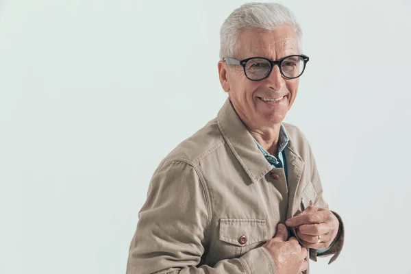 Γέρος Casual Άνθρωπος Αισθάνεται Ευτυχής Δοκιμάσετε Νέο Παλτό Crema Του — Φωτογραφία Αρχείου