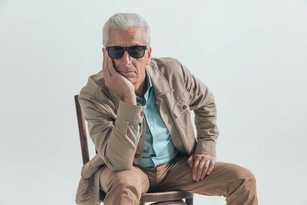 Cooler Alter Geschäftsmann Posiert Auf Einem Holzstuhl Eine Hand Auf — Stockfoto