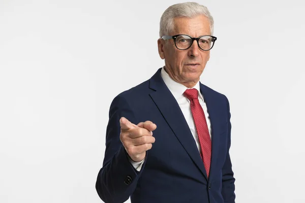 Velho Empresário Apontando Dedo Para Câmera Vestindo Óculos Contra Fundo — Fotografia de Stock