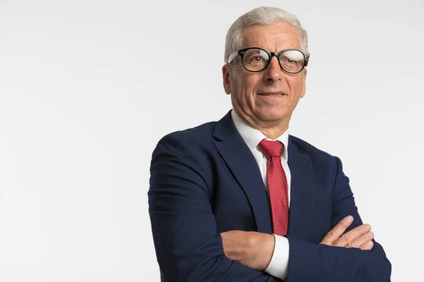 Old Business Man Crossing His Arms Looking Away Wearing Eyeglasses — Stock Photo, Image