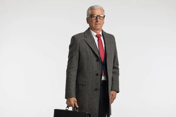 Empresário Com Cabelo Grisalho Está Firme Vestindo Casaco Cinza Segurando — Fotografia de Stock