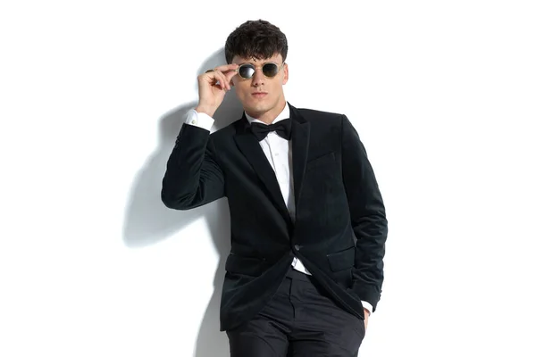 Sexy Geschäftsmann Fixiert Seine Sonnenbrille Steckt Eine Hand Die Tasche — Stockfoto