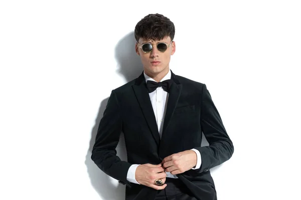 Jovem Empresário Bonito Fechando Seu Casaco Vestindo Anel Posando Com — Fotografia de Stock