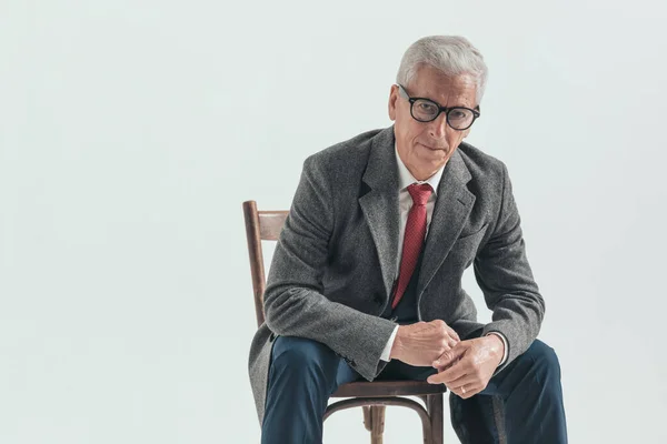 Εμφανίσιμος Ηλικιωμένος Επιχειρηματίας Στα Του Κρατάει Τους Αγκώνες Στα Γόνατα — Φωτογραφία Αρχείου