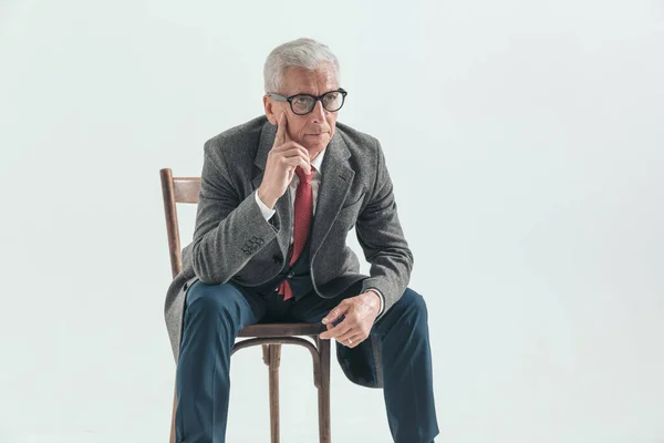 Elegante Velho Empresário Terno Com Paletó Olhando Para Longe Pensando — Fotografia de Stock